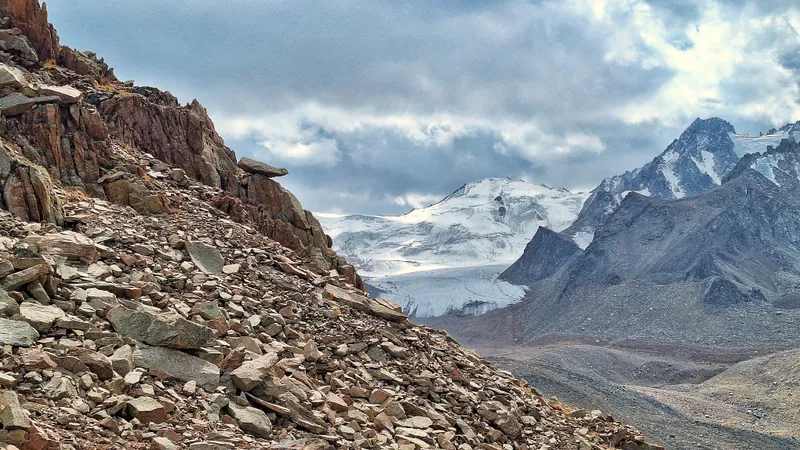 Туристы не смогли спуститься с гор в Алматинской области