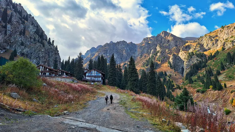 Подняться на пик Героев-Панфиловцев через ледник Маншук Маметовой приглашают в Алматы