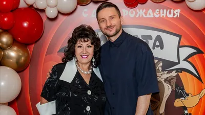 российский певец, актер и телеведущий Сергей Лазарев с мамой, фото - Новости Zakon.kz от 24.09.2025 13:24