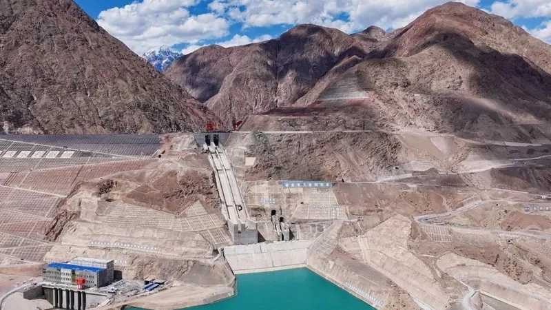 В Китае возвели самую высокую плотину в мире высотой в 80-этажное здание