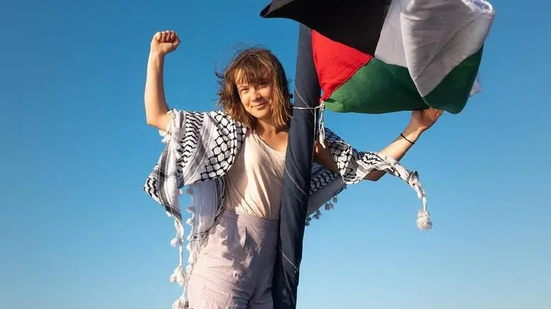 Испанский крейсер защитит гуманитарный груз Греты Тунберг