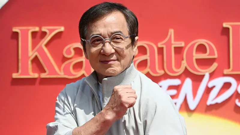 Джеки Чан в чапане "рвет" соцсети: приоткрыта завеса тайны о его визите в Алматы