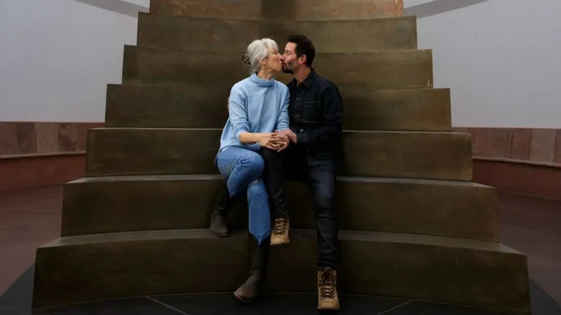 Избранница 61-летнего Киану Ривза ответила поцелуем на слухи о свадьбе