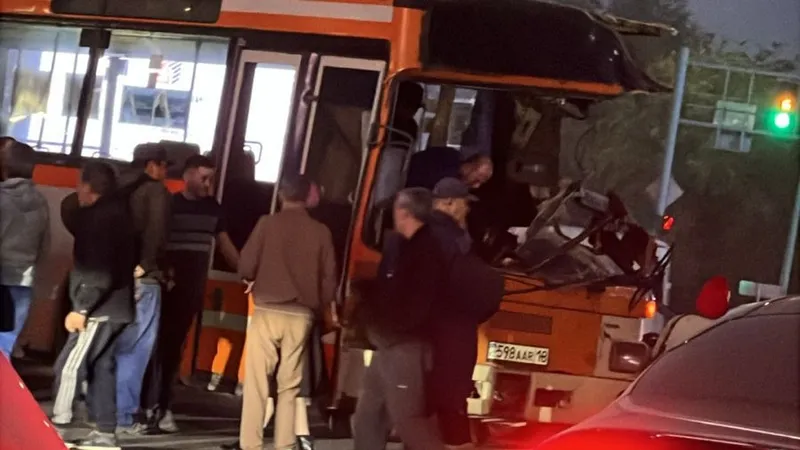 Автобус с пассажирами попал в серьезную аварию на оживленном перекрестке в Семее