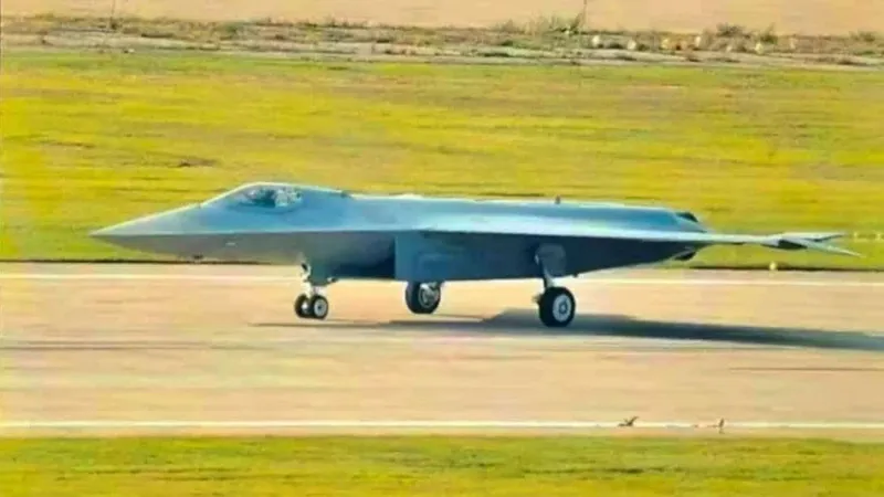 Четкие снимки китайского истребителя шестого поколения обнародовали в соцсетях