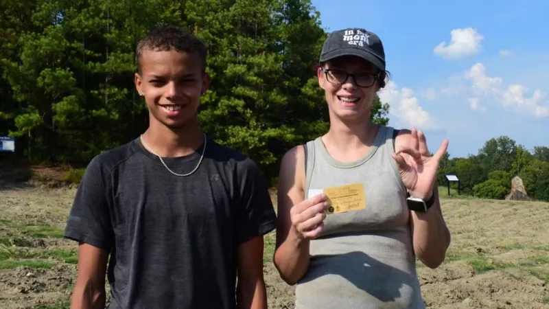 Семья американцев во время отдыха обнаружила большой коричневый алмаз