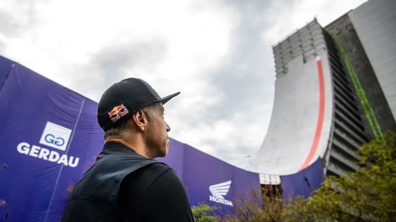 Бразильский скейтбордист съехал на скейтборде с высоты в 22 этажа