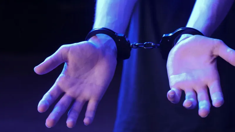 Юноша обокрал девять домов, чтобы впечатлить возлюбленную