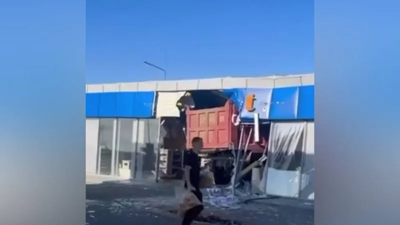Грузовик врезался в АЗС в Костанайской области