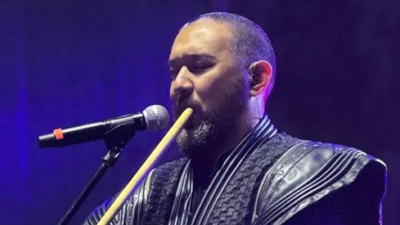 Участник трио Ay Yola передал свой музыкальный инструмент в музей