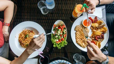 прием пищи, фото - Новости Zakon.kz от 28.09.2025 17:34