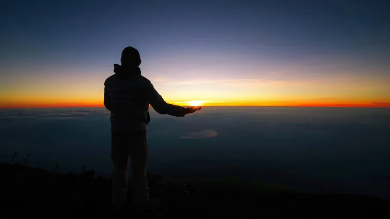 После Наговицыной: еще один альпинист с травмой ноги застрял на вершине горы