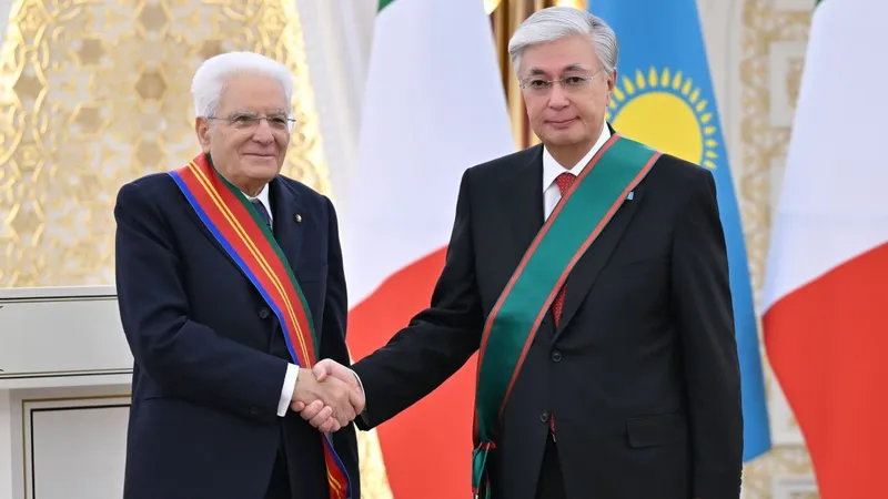 Президенты Казахстана и Италии обменялись орденами