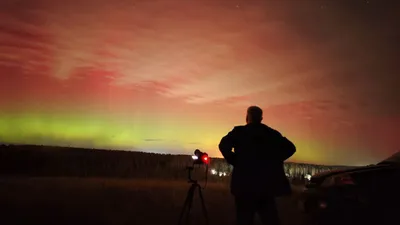 фотограф снимает северное сияние, фото - Новости Zakon.kz от 01.10.2025 11:35