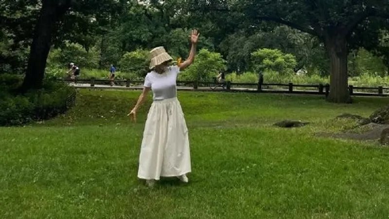 Памела Андерсон стала звездой Недели моды в Париже