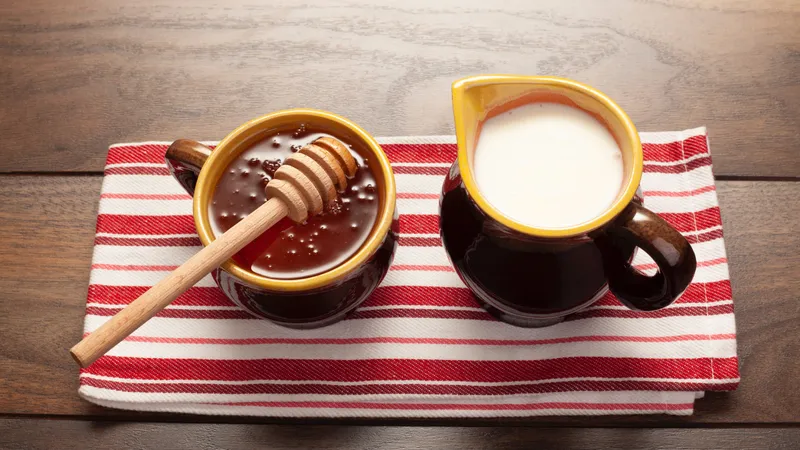 Работает ли молоко с медом при боли в горле