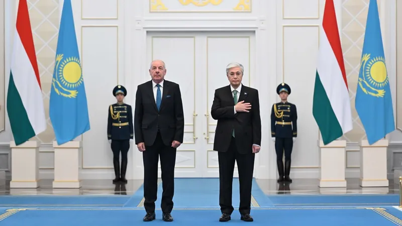 В Акорде Токаев торжественно встретил президента Венгрии