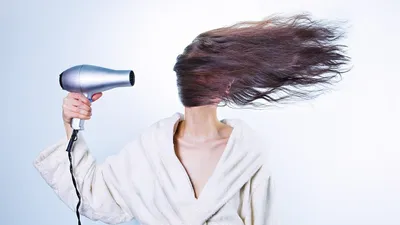 Интересные факты о волосах и как сократить их выпадение, поделилась врач, фото - Новости Zakon.kz от 02.10.2025 14:04