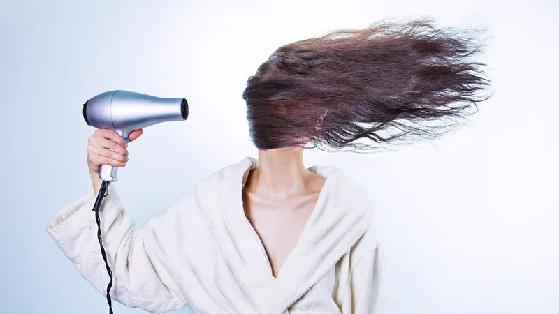 Интересные факты о волосах и как сократить их выпадение сообщила врач