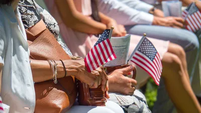 Флаги Америки в руках у женщин, фото - Новости Zakon.kz от 03.10.2025 03:30
