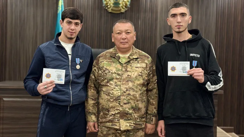 Проснулись звездами: певца и блогера в Таразе наградили за проявленное мужество при пожаре