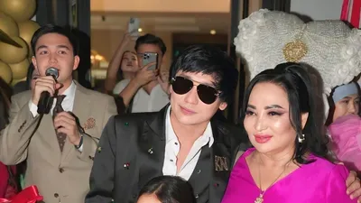 певец Кайрат Нуртас и его мама Гульзира Айдарбекова, фото - Новости Zakon.kz от 03.10.2025 15:58