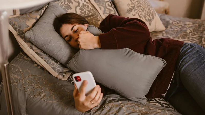 Отец жестоко расправился с дочерью после обнаружения у нее второго телефона