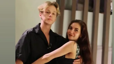 Диана Дэвис и Глеб Смолкин на мемориале Дениса Тена, фото - Новости Zakon.kz от 04.10.2025 02:25