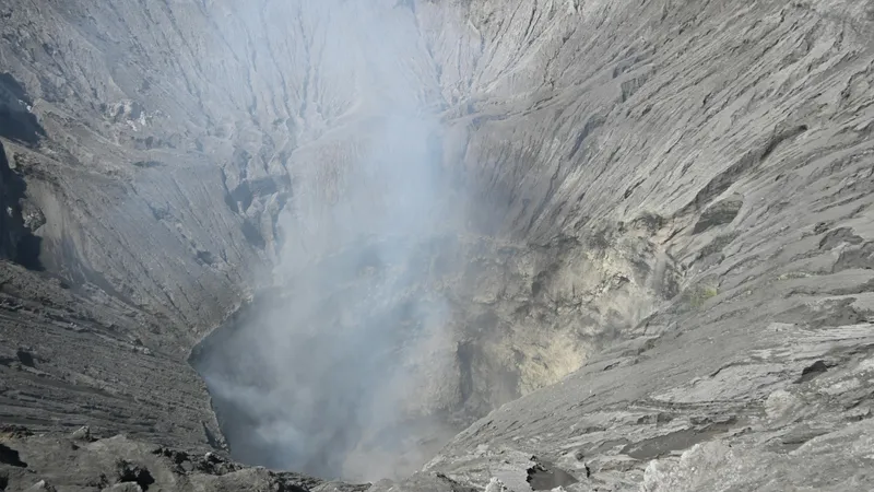 Альпинисты упали в вулкан на Камчатке: есть выжившие