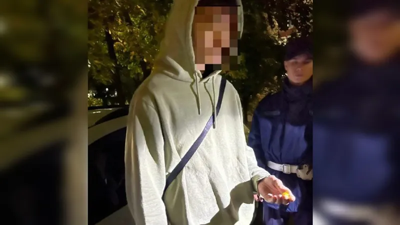 Наркосбытчика в Уральске выдала фотокамера смартфона