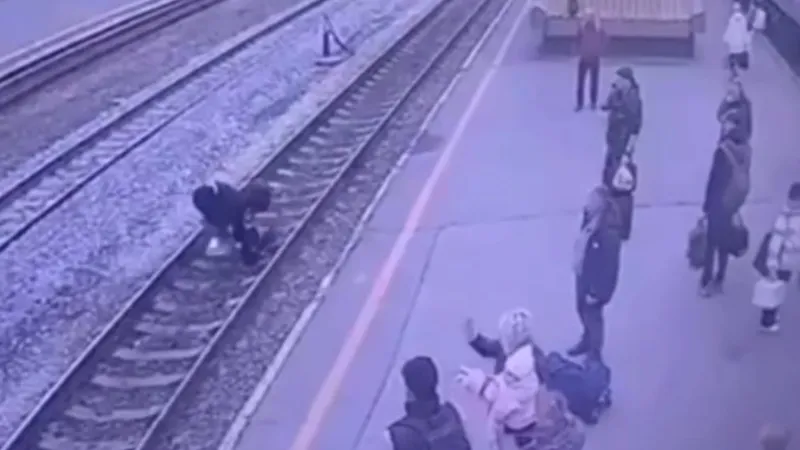Россиянин упал под поезд и остался жив благодаря реакции