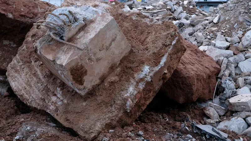 Обрушение школы в Индонезии: погибли 14 детей, десятки под завалами