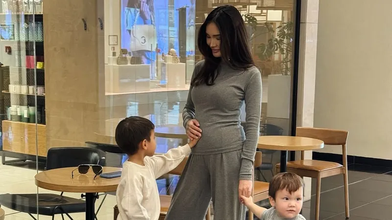 Блогер Айжан Байзакова раскрыла пол третьего ребенка и растрогала фанатов