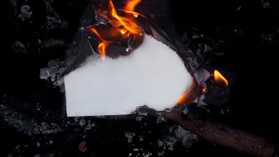 горящая бумага, фото - Новости Zakon.kz от 05.10.2025 17:51