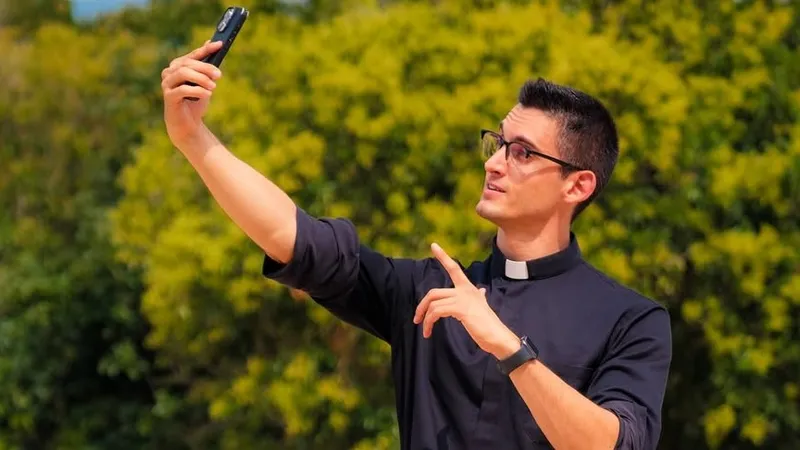 Самый сексуальный священник в мире получил выговор от начальства