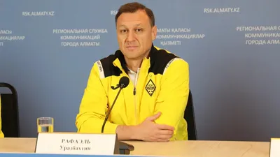 Тренер футбольного клуба (ФК) "Кайрат" Рафаэль Уразбахтин, подарки, футболисты , фото - Новости Zakon.kz от 05.10.2025 20:38