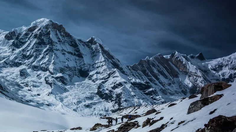 Около тысячи туристов на Эвересте оказались в опасной ловушке из-за мощного снегопада