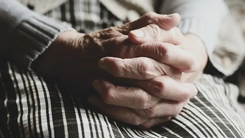 Мужчина похитил пожилую американку и попытался склонить к развратным действиям