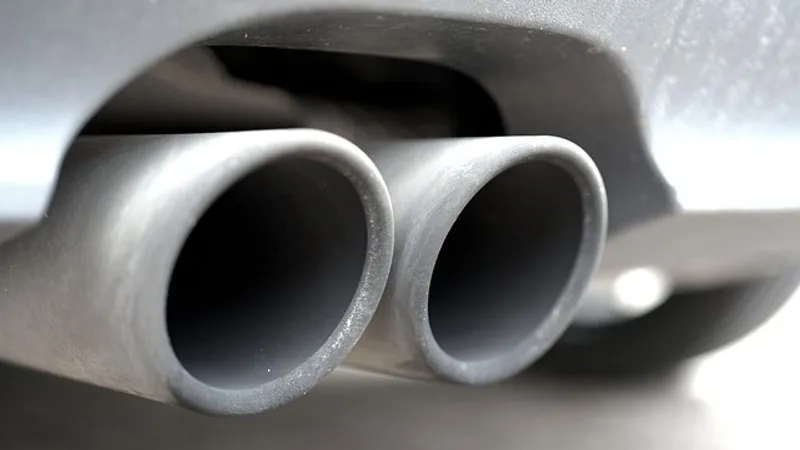 Передвижные эколаборатории на дорогах Алматы проверяют машины: начались массовые штрафы