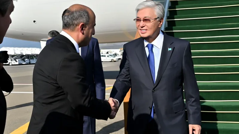 Касым-Жомарт Токаев прилетел в Азербайджан