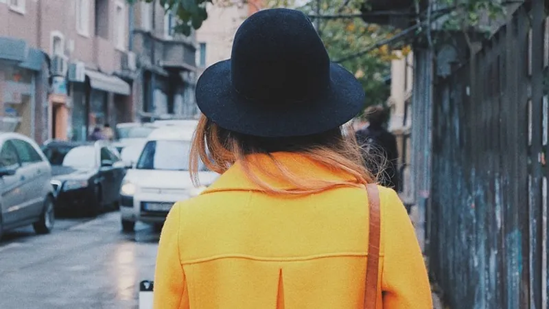 Безвкусица и антитренды осени 2025: дизайнер предостерегла модниц