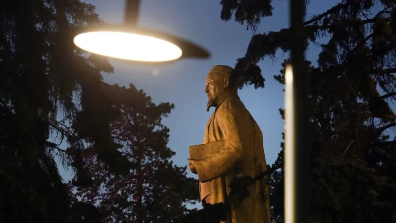 В Алматы до конца года планируют обновить более тысячи светильников