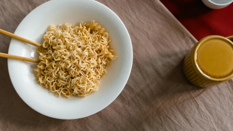 Убивает вкусно: что не так с лапшой быстрого приготовления
