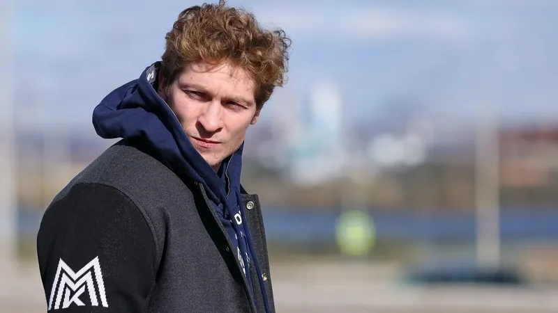 Форвард сборной Казахстана Михайлис стал главной звездой матча КХЛ