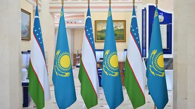 Флаги Узбекистана и Казахстана, фото - Новости Zakon.kz от 07.10.2025 13:18