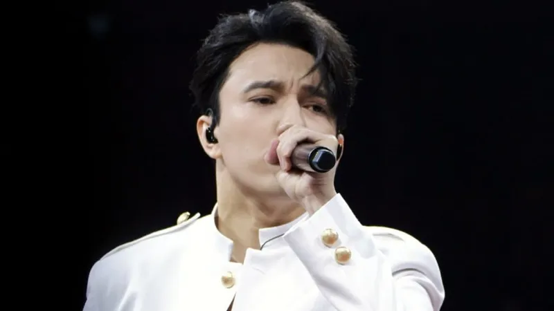 Димаш Кудайберген после Нью-Йорка собрал "живой коридор" в аэропорту Мехико