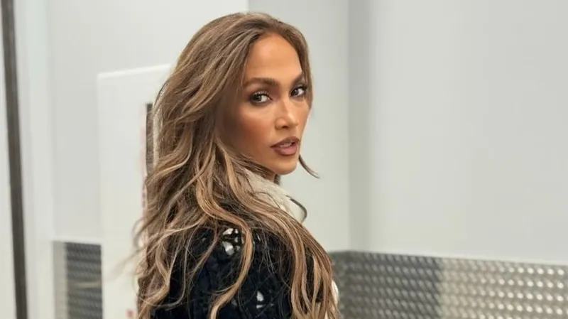 "Он был размером с вертолет!": Дженнифер Лопес вспомнила кузнечика на сцене в Алматы