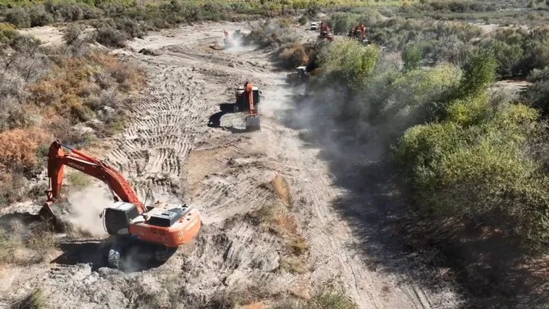 Вода вернется: в Казахстане впервые за 40 лет очищают важнейший канал