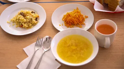 Школьная столовая, еда в школе, школьный буфет, питание в школах, питание в школе, школьное питание, фото - Новости Zakon.kz от 12.02.2026 14:27