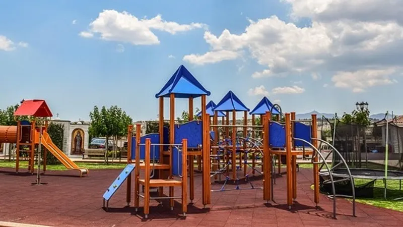 Металлические качели рухнули на школьника на новой детской площадке в Караганде